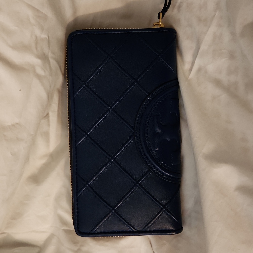 NWT Tory Burch Fleming soft zip continental wallet in Navy Day